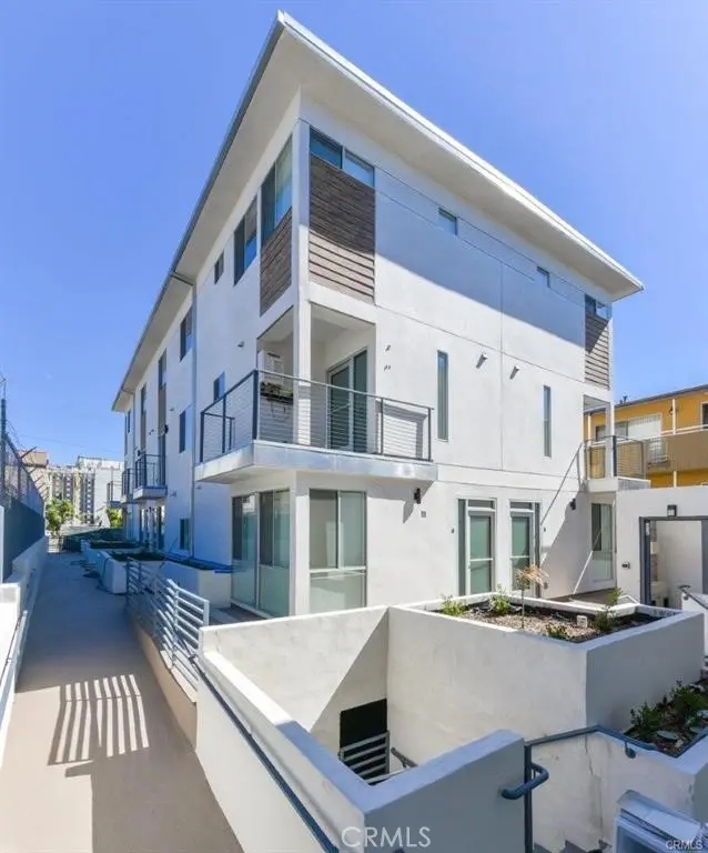 Residential Lease for rent at 1245 N New Hampshire Ave #7, Los Angeles, Los Angeles County, CA featuring 3 beds and 4 baths