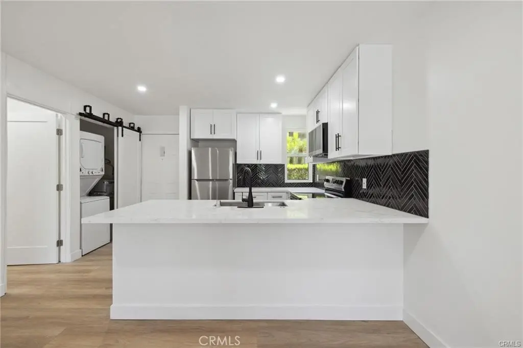 17000 Burbank Boulevard 110, Encino, CA — listing photo 1