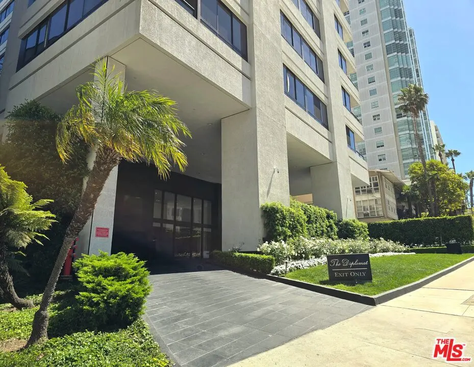 Residential Lease for rent at 10350 Wilshire Boulevard 404, Los Angeles, Los Angeles County, CA featuring 2 beds and 3 baths