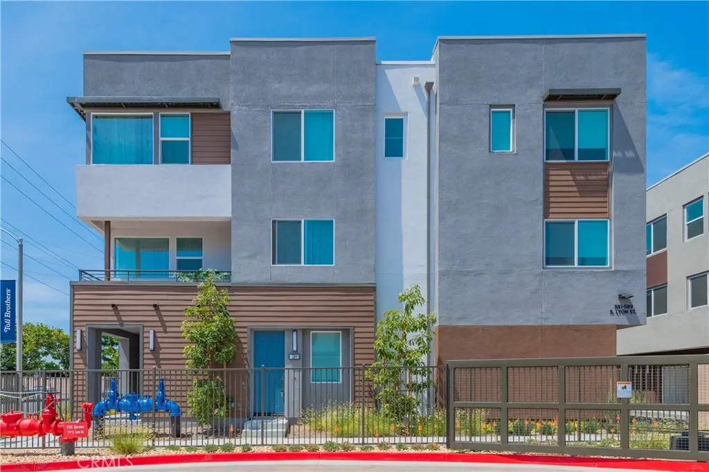 Townhouse for rent at 589 S Lyon St, Santa Ana, CA featuring 2 beds and 3 baths
