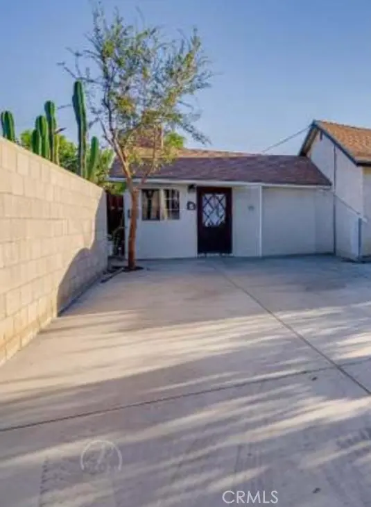 Residential Lease for rent at 37 Garden, Bakersfield, Kern County, CA featuring 1 bed and 1 bath