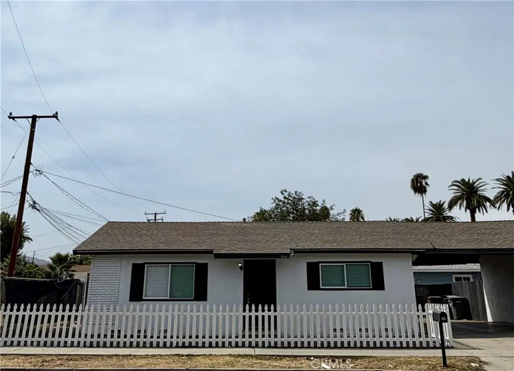 Duplex for rent at 711 E Oakland, Hemet, CA featuring 2 beds and 1 bath