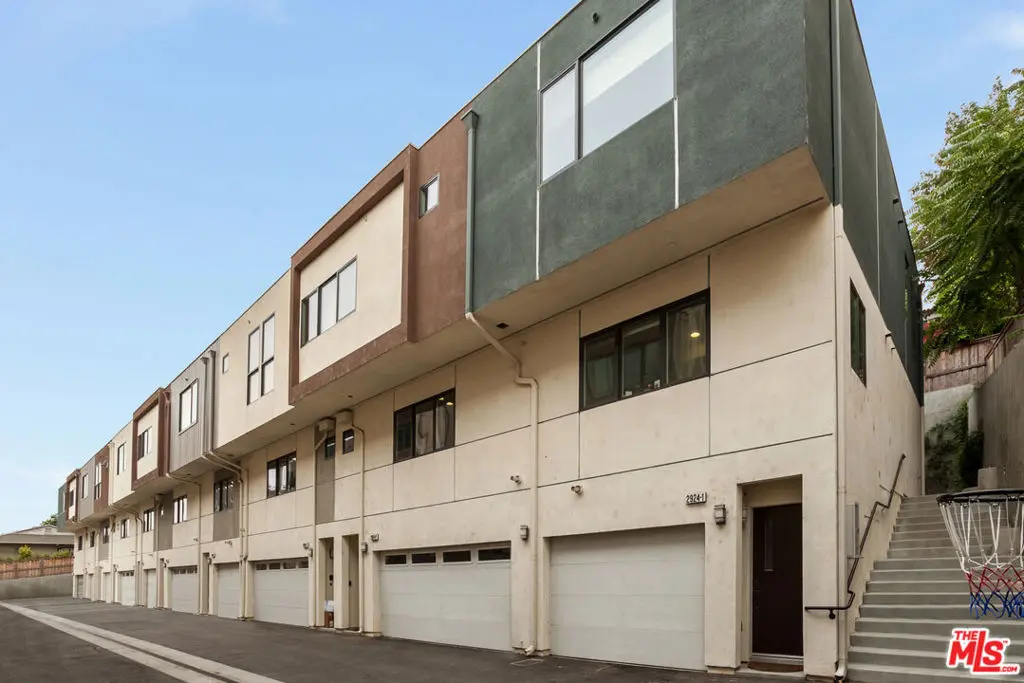 Condominium for rent at 2924 Rowena Avenue 1, Los Angeles, CA featuring 2 beds and 2 baths