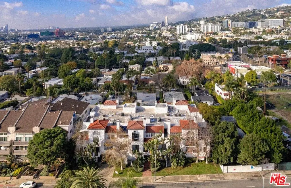 Residential Lease for rent at 1031 N Crescent Heights 2E, West Hollywood, Los Angeles County, CA featuring 2 beds and 2 baths