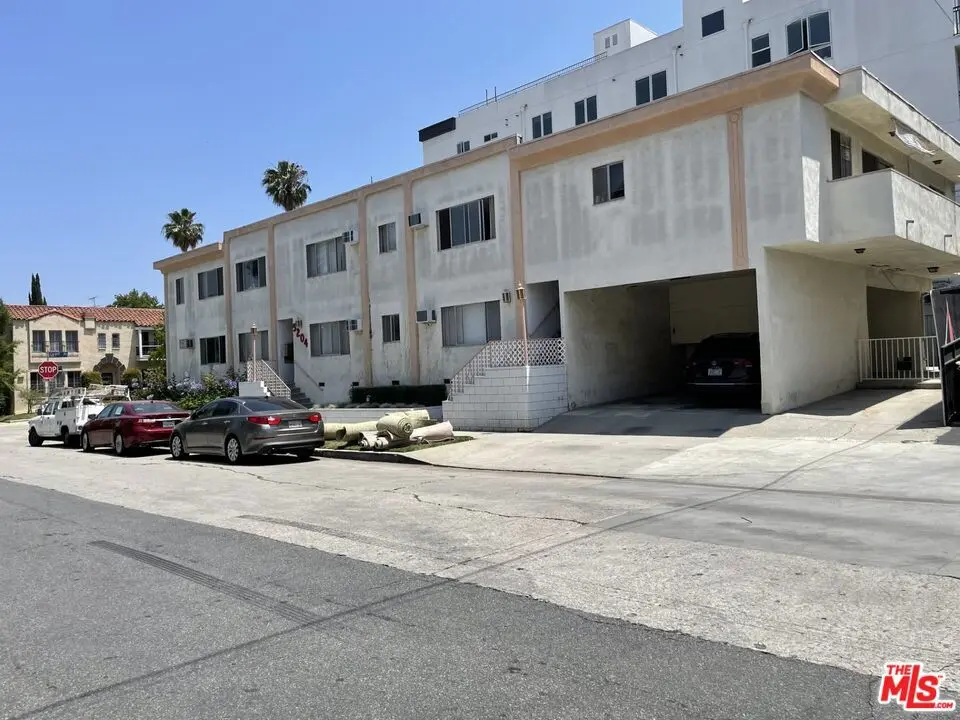 Residential Lease for rent at 9204 Whitworth Drive 5, Los Angeles, Los Angeles County, CA featuring 1 bed and 1 bath