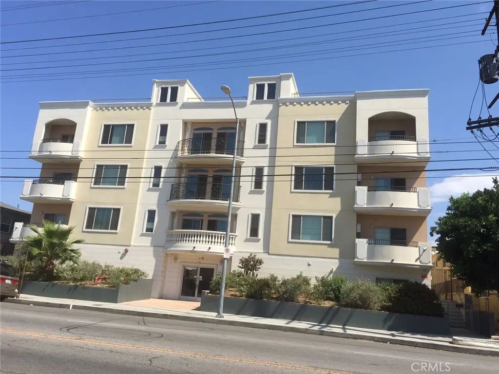 Residential Lease for rent at 15435 Vanowen, Los Angeles, Los Angeles County, CA featuring 2 beds and 2 baths