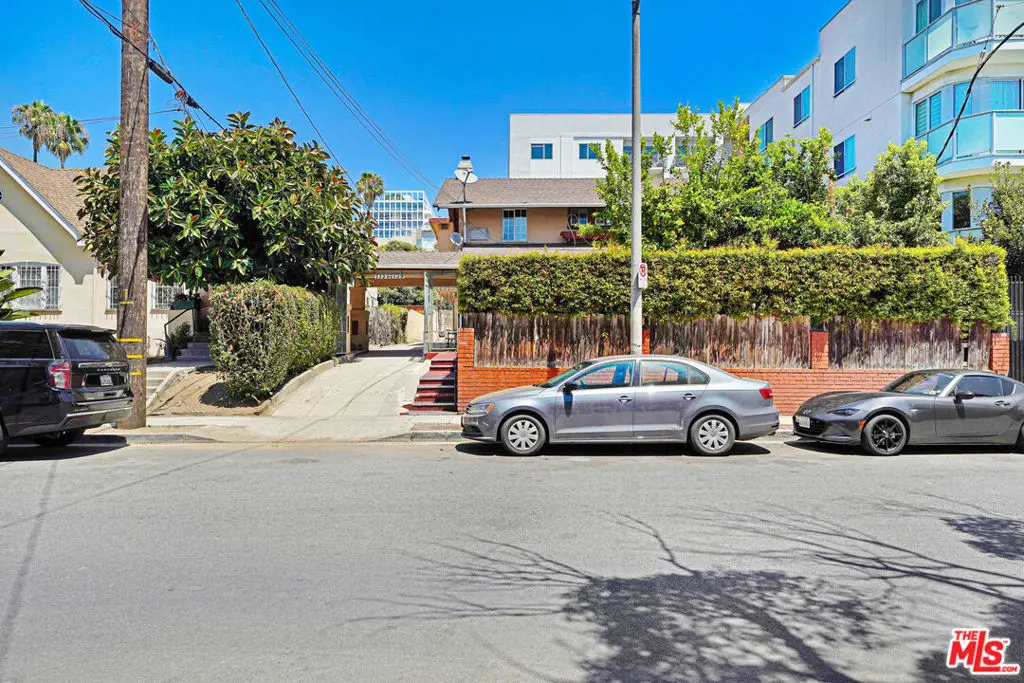 Condominium for rent at 7139 Hawthorn Avenue 3, Los Angeles, CA featuring 2 beds and 3 baths