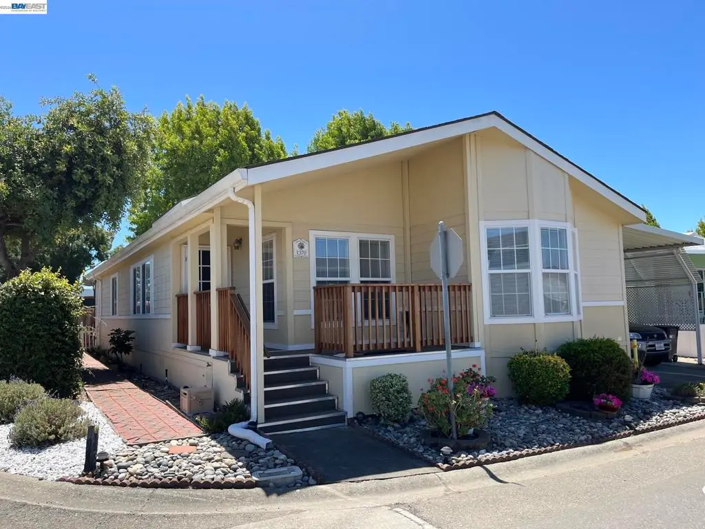 Manufactured In Park for sale at 1370 Buckingham Way, Hayward, CA featuring 3 beds and 2 baths