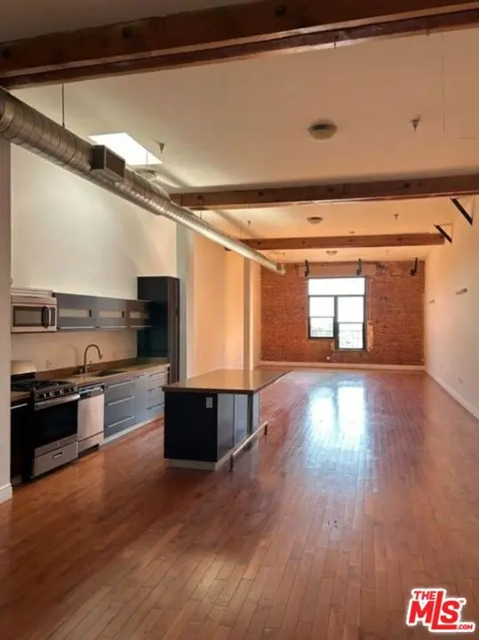 Residential Lease for rent at 652 Mateo Street 303, Los Angeles, Los Angeles County, CA featuring 1 bed and 1 bath