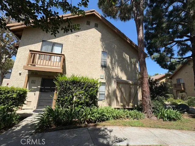 Residential Lease for rent at 102 Tangelo, Irvine, Orange County, CA featuring 2 beds and 2 baths