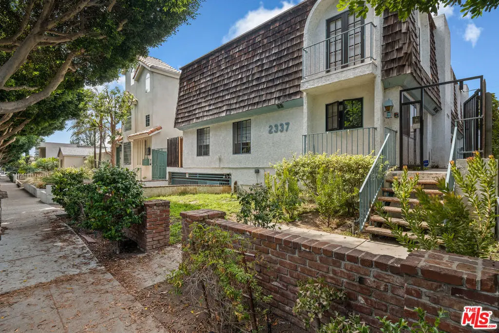 Residential Lease for rent at 2337 Oak Street 2, Santa Monica, Los Angeles County, CA featuring 3 beds and 3 baths