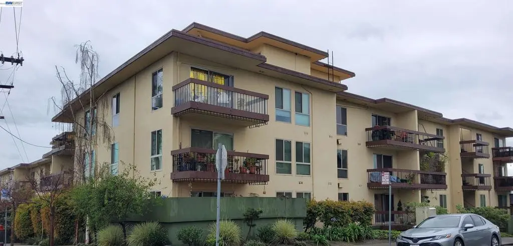 Condominium for sale at 555 Jean St 528, Oakland, CA featuring 1 bed and 1 bath