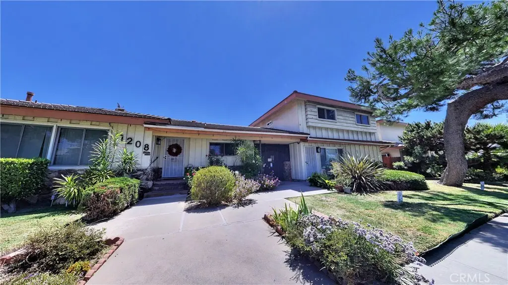 Residential Lease for rent at 1208 S Marengo Ave APT Q, Alhambra, Los Angeles County, CA featuring 2 beds and 2 baths