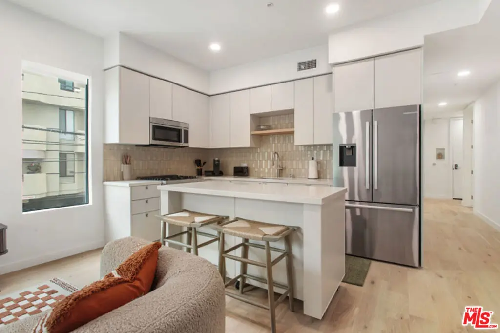 Residential Lease for rent at 10310 Santa Monica Boulevard 670, Los Angeles, Los Angeles County, CA featuring 1 bed and 1 bath