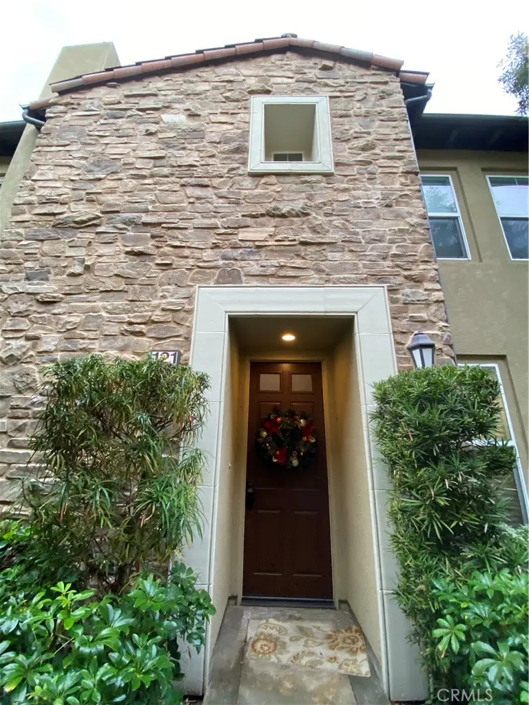 Residential Lease for rent at 121 Roadrunner, Irvine, Orange County, CA featuring 2 beds and 2 baths