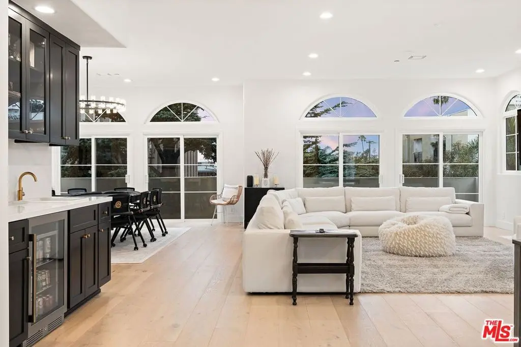 Residential Lease for rent at 1182 Wellesley Avenue 401, Los Angeles, Los Angeles County, CA featuring 3 beds and 4 baths