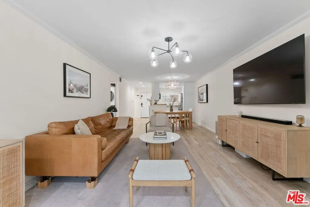 5515 Canoga Avenue 220, Woodland Hills, CA — listing photo 1