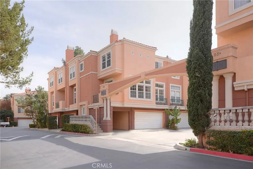 Condominium for rent at 2 Arese Aisle, Irvine, CA featuring 2 beds and 3 baths