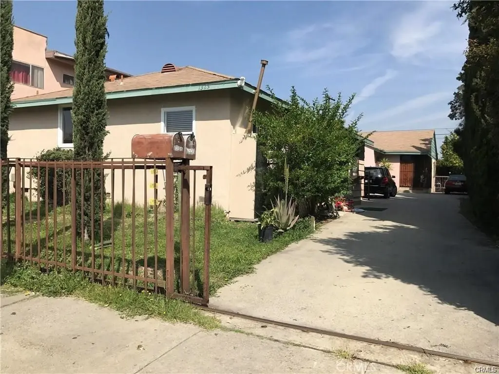 Residential Lease for rent at 1325 W 36th Place, Los Angeles, Los Angeles County, CA featuring 3 beds and 1 bath