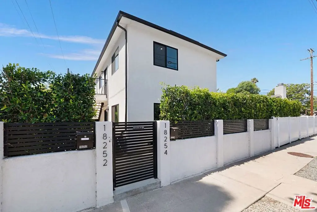Residential Lease for rent at 6266 Etiwanda Avenue 18254, Los Angeles, Los Angeles County, CA featuring 2 beds and 2 baths