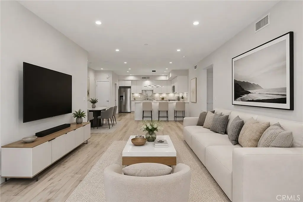 5820 La Mirada Avenue 402, Hollywood, CA — listing photo 1