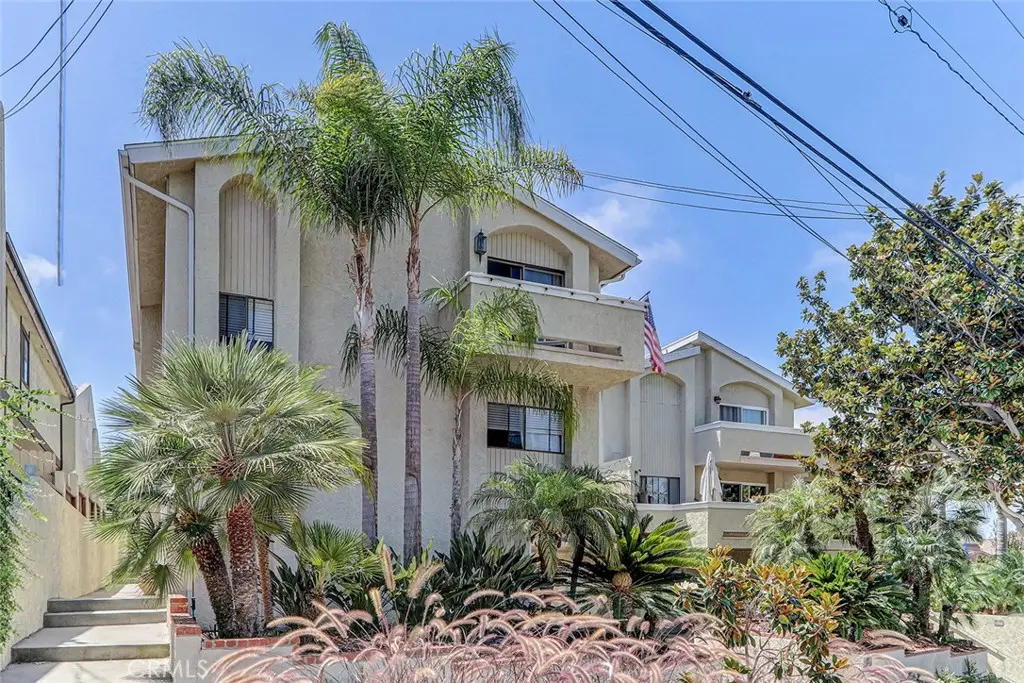 Residential Lease for rent at 107 S Helberta Avenue 4, Redondo Beach, Los Angeles County, CA featuring 3 beds and 3 baths