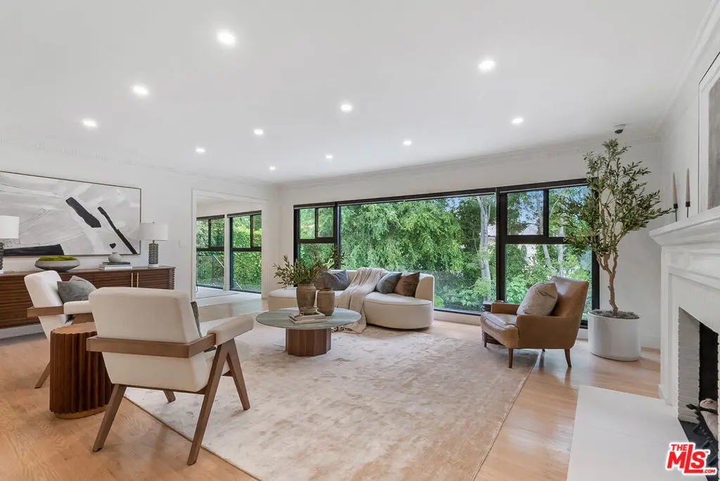 Residential Lease for rent at 11346 Thurston Place, Los Angeles, Los Angeles County, CA featuring 5 beds and 5 baths