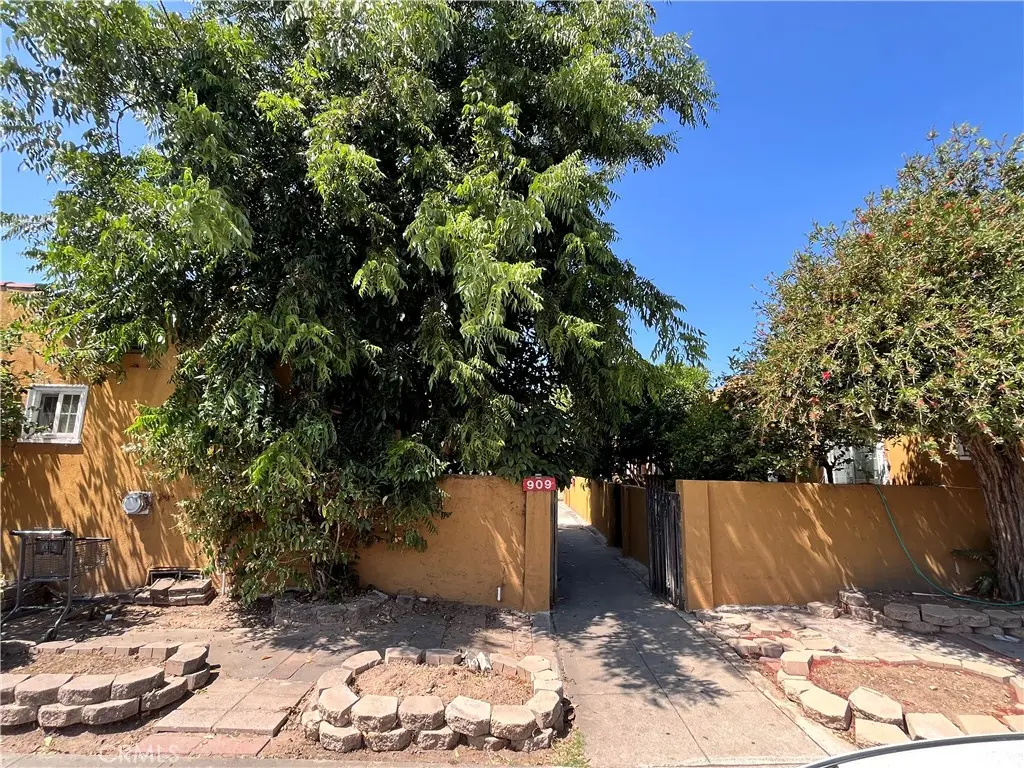 Residential Lease for rent at 909 N Garfield Avenue f, Alhambra, Los Angeles County, CA featuring 2 beds and 1 bath