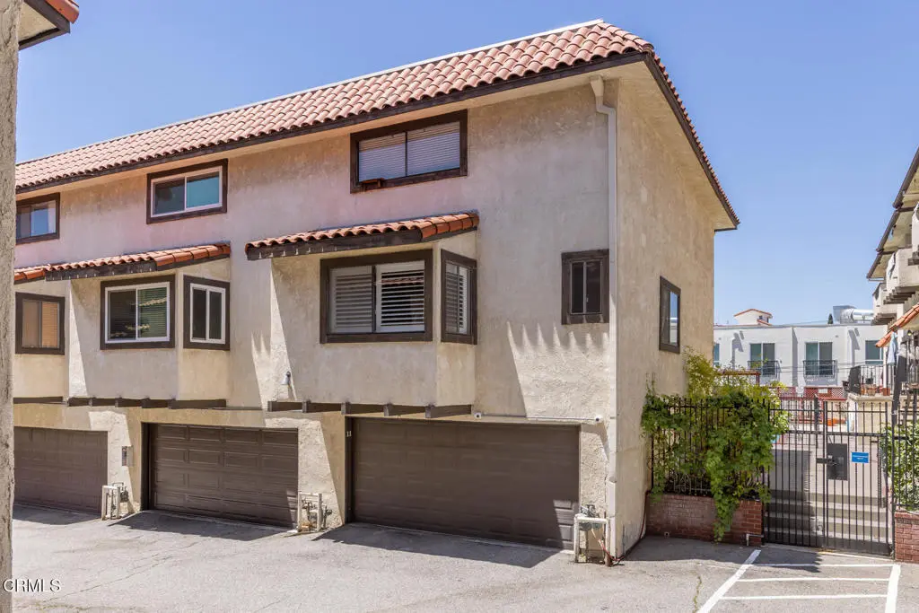 10141 Samoa Avenue 11, Tujunga, CA — listing photo 1