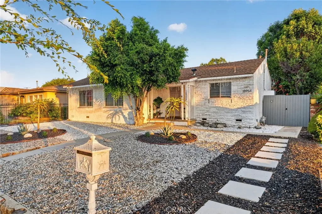 18952 Victory Boulevard, Tarzana, CA — listing photo 1
