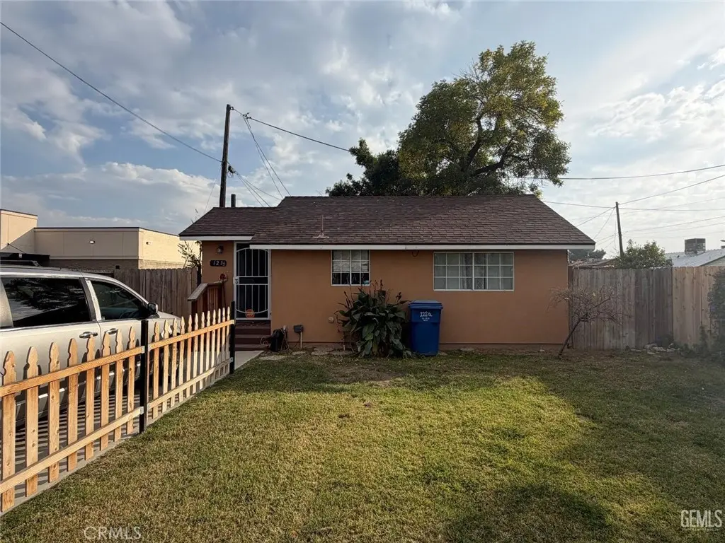 Single Family Residence for sale at 121 Roberts, Bakersfield, CA featuring 2 beds and 1 bath