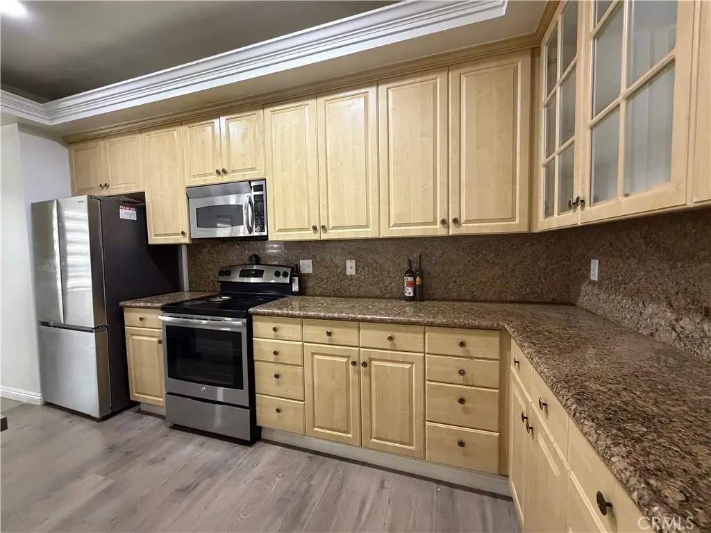 Residential Lease for rent at 4477 Wilshire Blvd #104, Los Angeles, Los Angeles County, CA featuring 3 beds and 3 baths