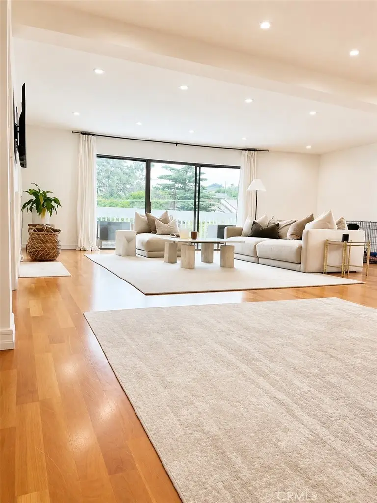 Residential Lease for rent at 1310 Roxbury Drive 302, Los Angeles, Los Angeles County, CA featuring 2 beds and 2 baths