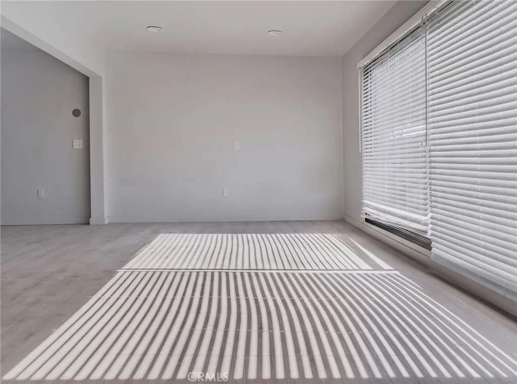 Residential Lease for rent at 2172 Pacific Ave, Long Beach, Los Angeles County, CA featuring 2 beds and 1 bath