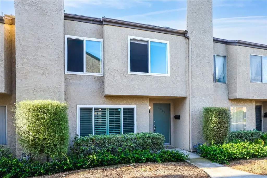 Townhouse for rent at 10793 Onyx Court, Fountain Valley, CA featuring 3 beds and 2 baths