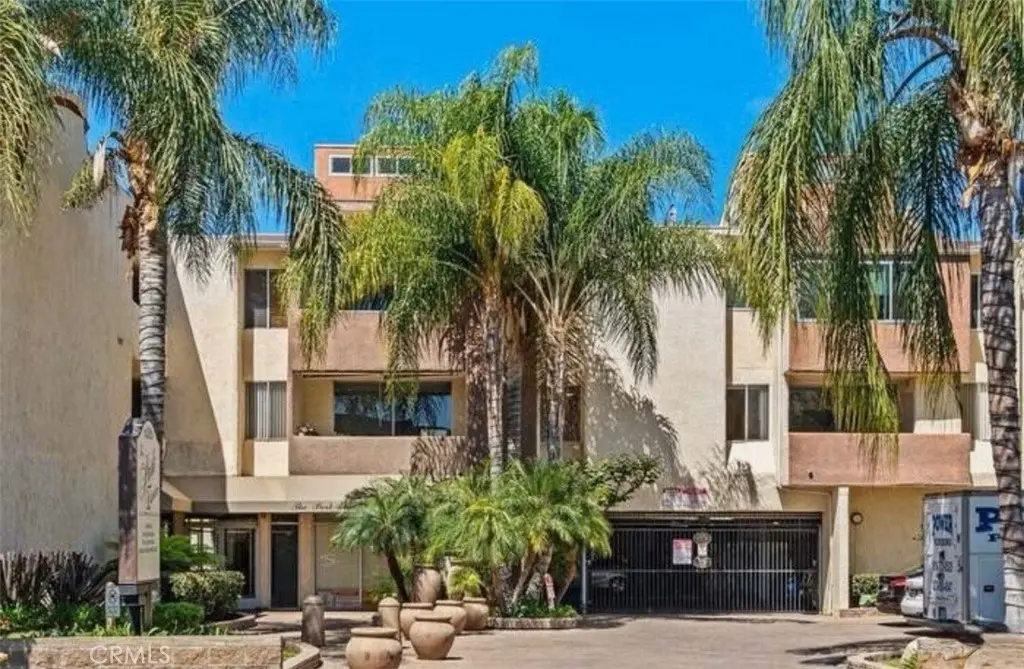 5325 Newcastle 108, Encino, CA — listing photo 1