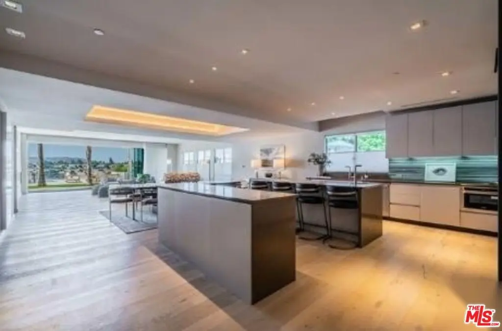 Residential Lease for rent at 2391 Roscomare 403, Los Angeles, Los Angeles County, CA featuring 4 beds and 5 baths