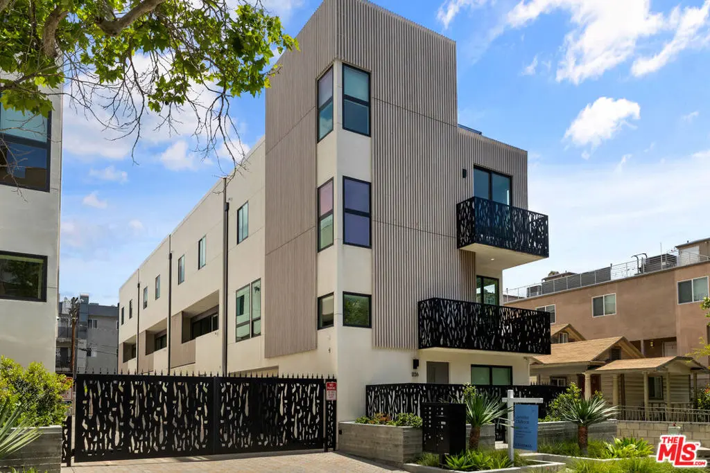 Residential Lease for rent at 1228 N Sycamore Avenue, Los Angeles, Los Angeles County, CA featuring 3 beds and 4 baths