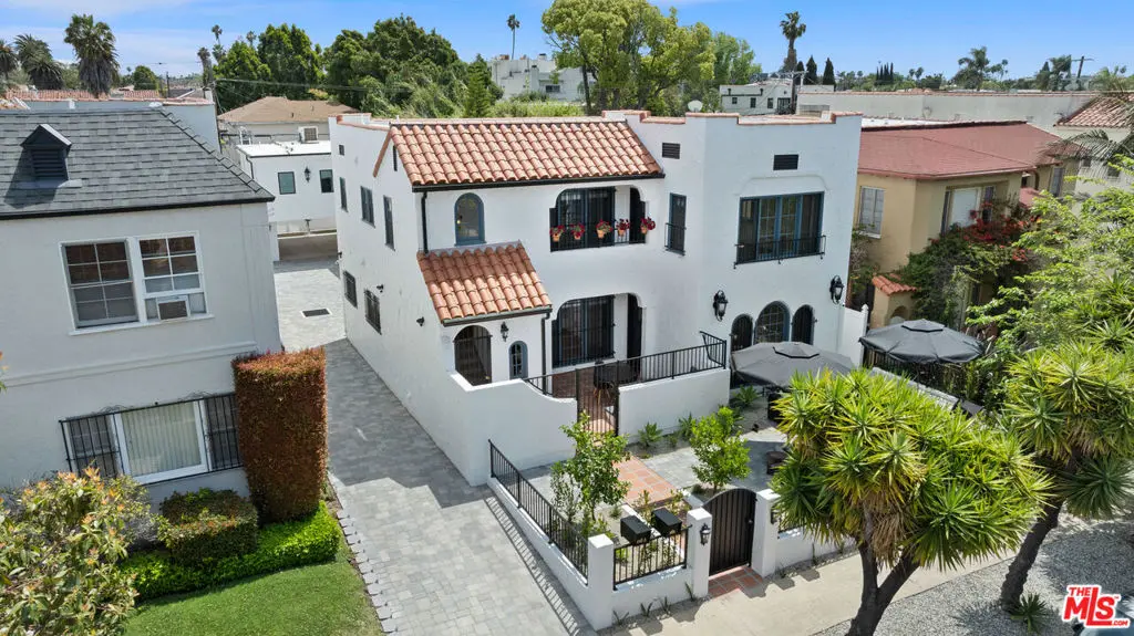 Residential Lease for rent at 458 N Sierra Bonita Avenue 460, Los Angeles, Los Angeles County, CA featuring 2 beds and 2 baths