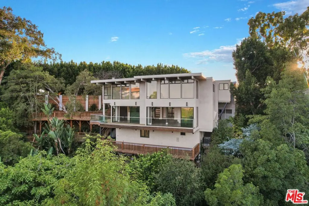Residential Lease for rent at 2000 Westridge Road, Los Angeles, Los Angeles County, CA featuring 5 beds and 5 baths