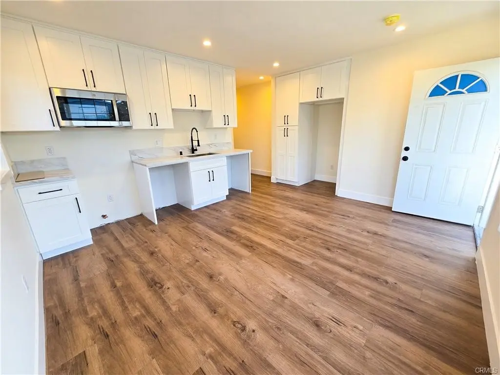 Duplex for rent at 1924 W 52nd Street 1924, Los Angeles, CA featuring 2 beds and 1 bath