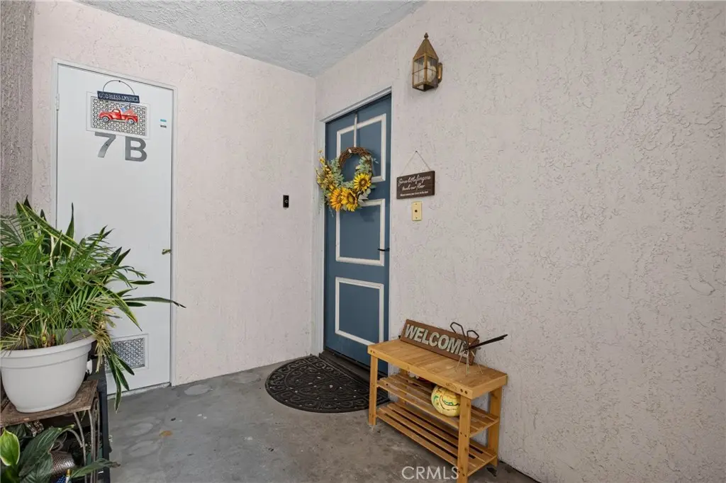21333 Lassen 7B, Chatsworth, CA — listing photo 1