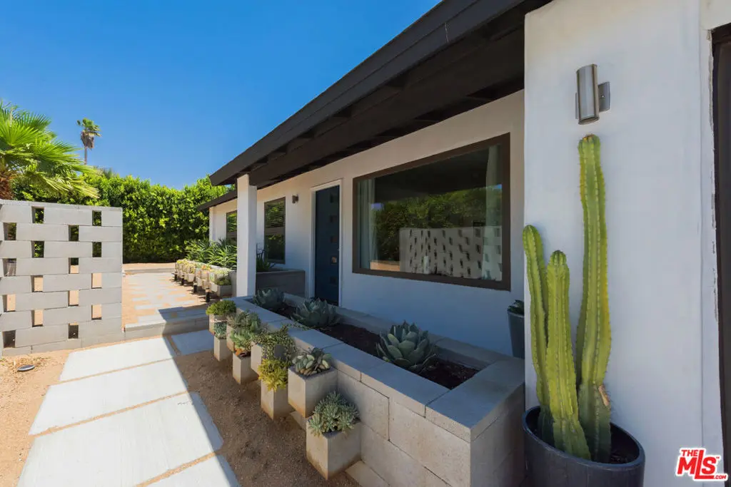 2350 N Los Alamos Road, Palm Springs, CA — listing photo 1