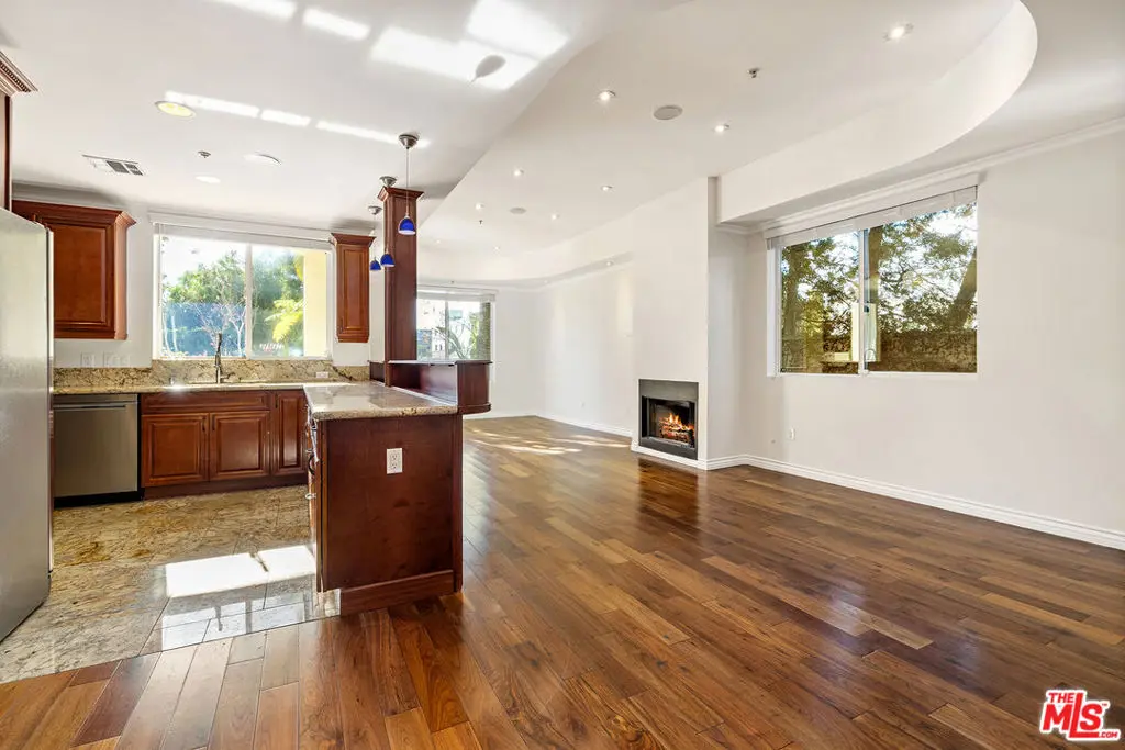 Residential Lease for rent at 632 N Kings Road 101, West Hollywood, Los Angeles County, CA featuring 2 beds and 3 baths
