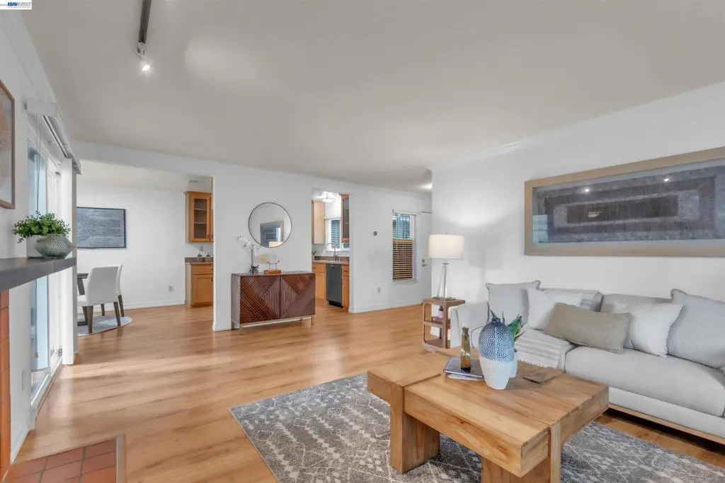 Condominium for sale at 215 Whale Bone Ct, Vallejo, CA featuring 2 beds and 1 bath