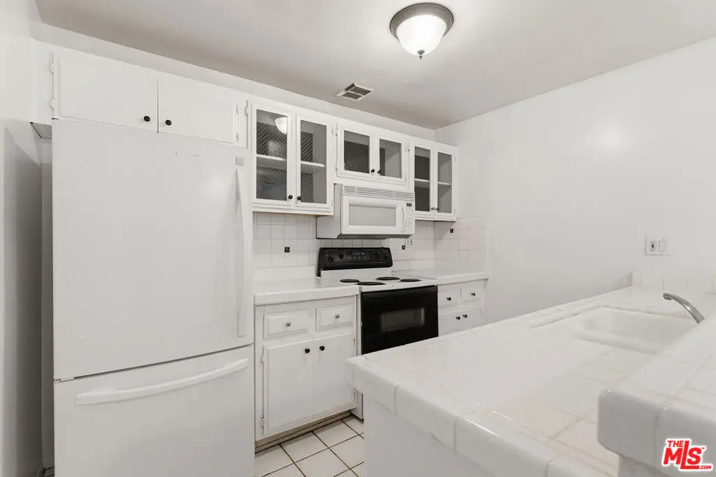 Condominium for sale at 5414 Newcastle Avenue 19, Los Angeles, CA featuring 1 bed and 1 bath