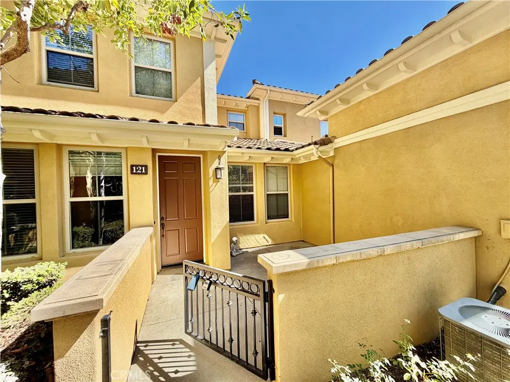 Residential Lease for rent at 121 Chantilly, Irvine, Orange County, CA featuring 2 beds and 3 baths