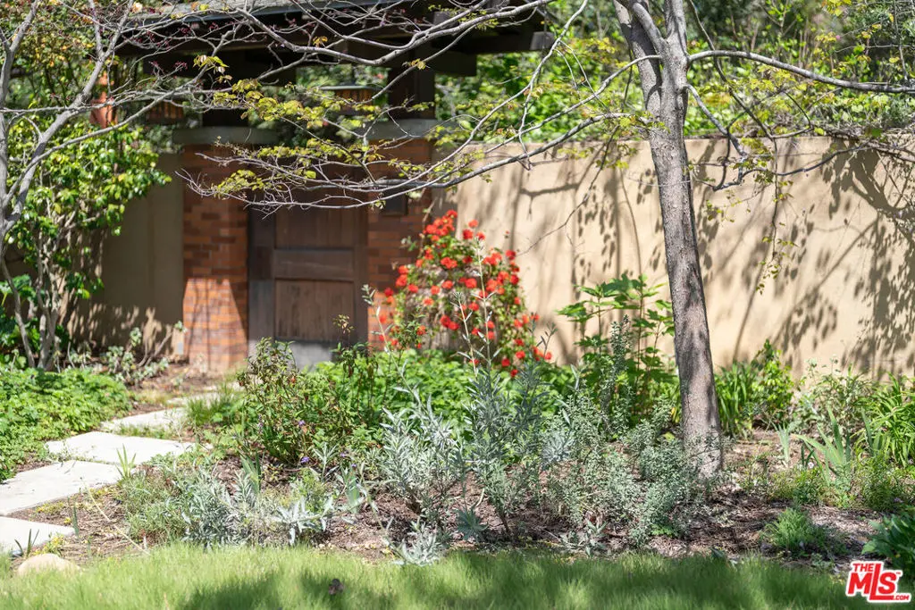 103 S Van Ness Avenue, Los Angeles, CA — listing photo 1