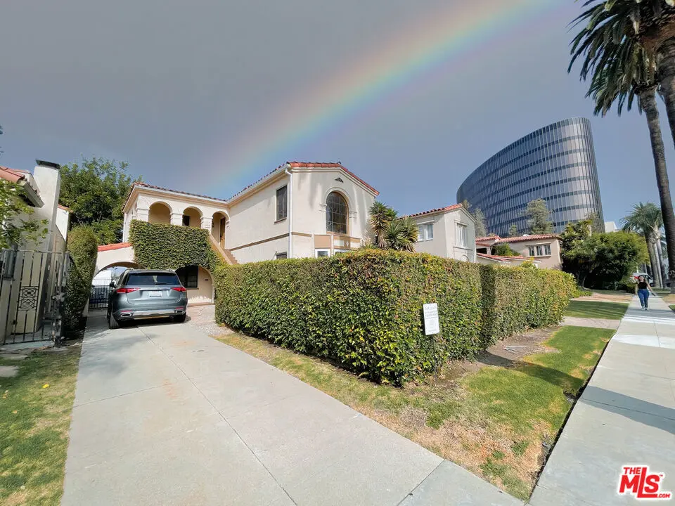 Residential Lease for rent at 219 S Hamilton Drive 2, Beverly Hills, Los Angeles County, CA featuring 2 beds and 2 baths