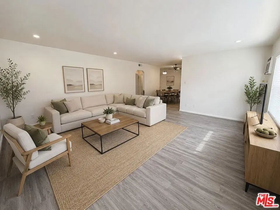 Residential Lease for rent at 922 S Bedford Street 5, Los Angeles, Los Angeles County, CA featuring 2 beds and 2 baths